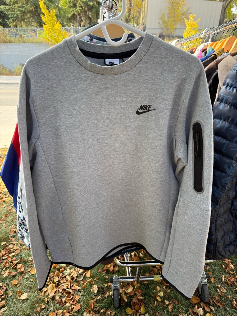 Nike Men’s Light Gray Crewneck Sweatshirt with Sleeve Zip Pocket